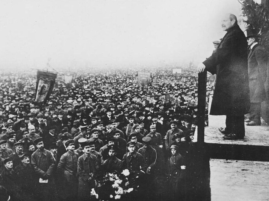Hugo Haase giving a speech at Tempelhofer Feld. Photo: Dutch National Archives
