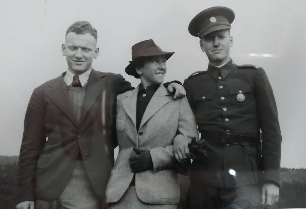 A group of people posing for a photo</p>
<p>AI-generated content may be incorrect.